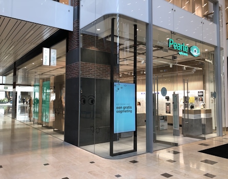 Grand Visions Pearle in Utrecht, the Netherlands, has undergone a remarkable retail transformation, courtesy of Studio Königshausen's visionary design. This revitalized customer journey not only prepares the optician's store for the future but also redefines it. Design by Studio Königshausen.